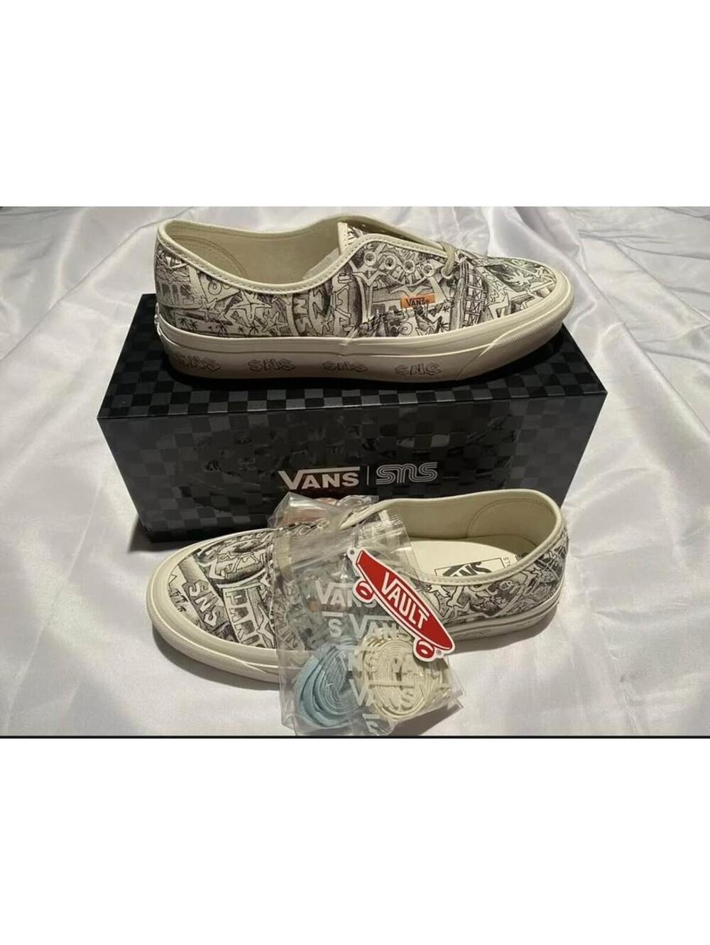 SNS COLLAB SIZe 8.5